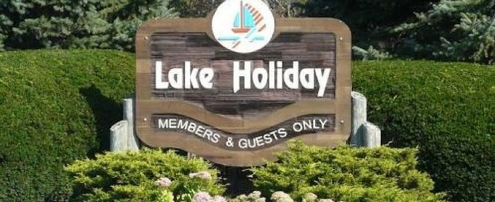 lake-holiday-sign