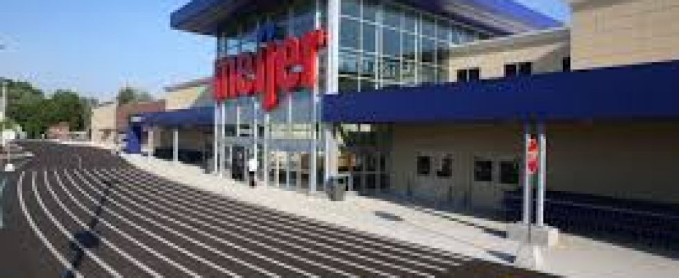 Detroit police officer accidentally shoots taser probes into Meijer security officer’s head